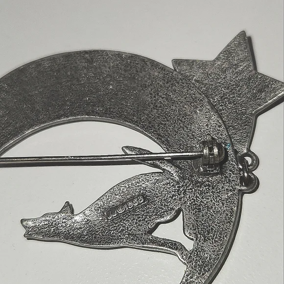 Howling wolf brooch. - Picture 3 of 3